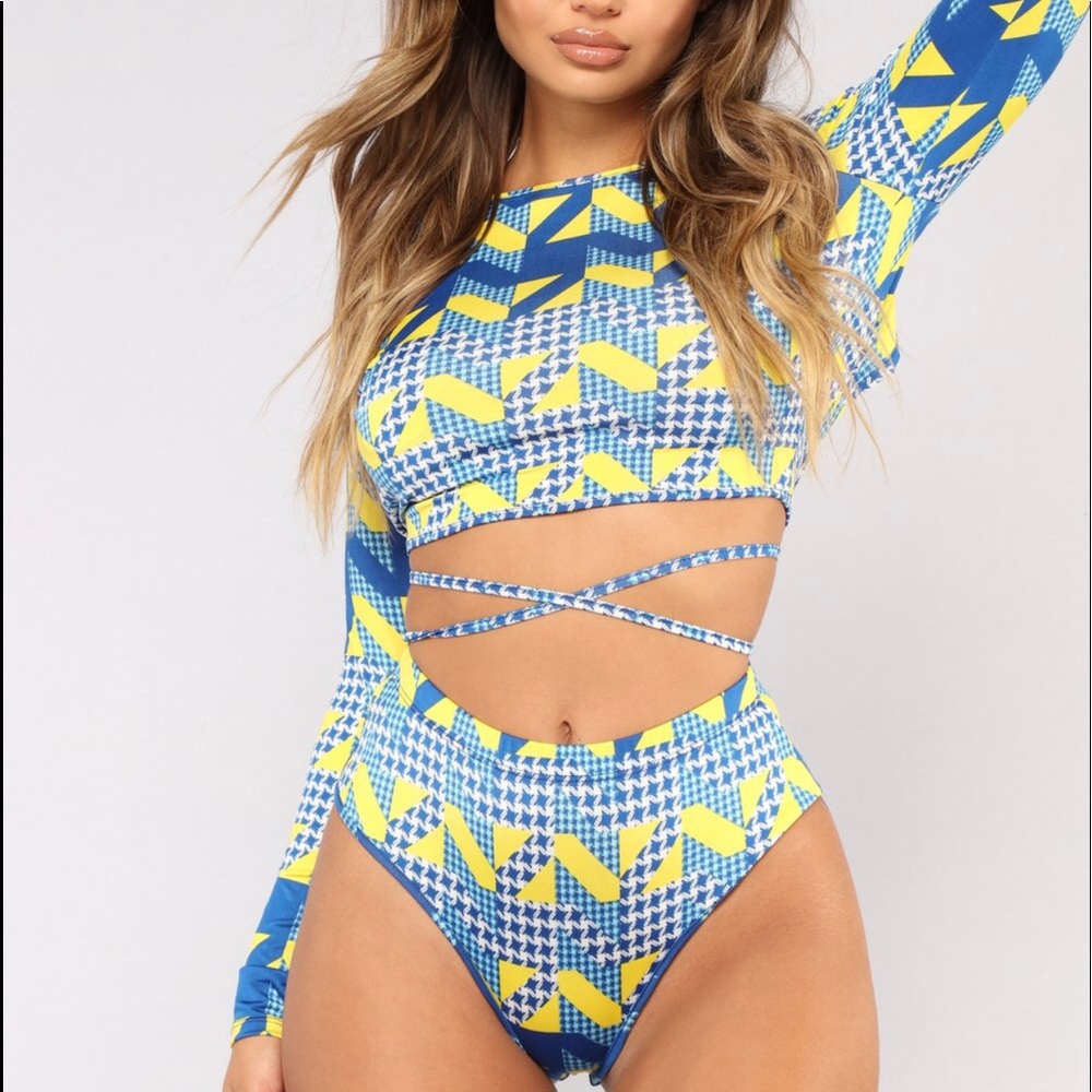 New with tags. 2 piece long sleeve bathing suit.